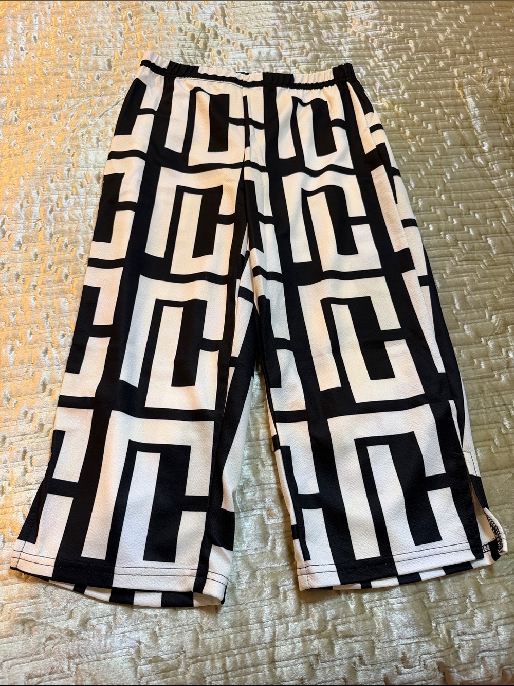 Black & White Geometric women’s capris
